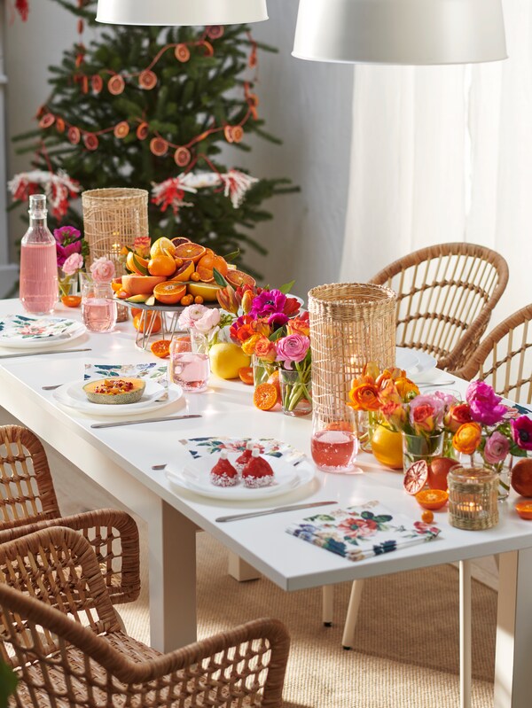 SLIPPRIG灯笼、茶蜡夹和一个充满活力的柑橘类水果和鲜花装饰餐桌的盛宴。