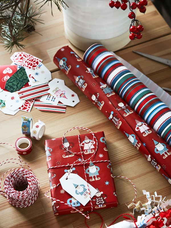 VINTERFINT Geschenkpapierrollen, dekoratives Klebeband和VINTERFINT Schnure和Geschenketiketten auf einem Holztisch。