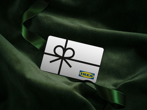 亚博平台信誉怎么样宜家礼品卡在深绿色缎织物。