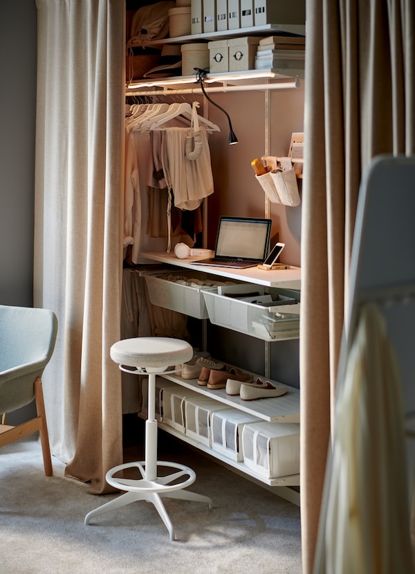 BOAXEL衣柜组合,在一定程度上屏蔽了米色ANNAKAJSA窗帘,用作工作站和存储的衣服。