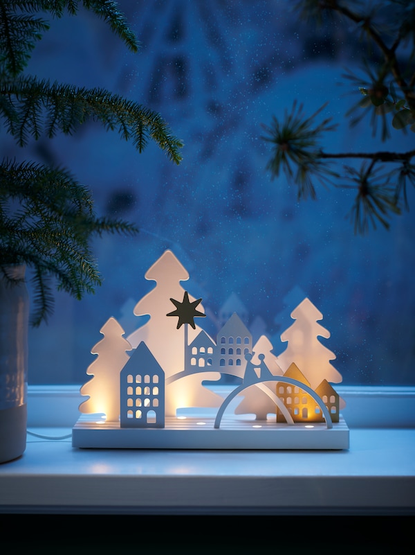 STRALA装饰性的LED灯,描绘了一个村庄的场景被设置在窗台上一个寒冷的冬天的夜晚。