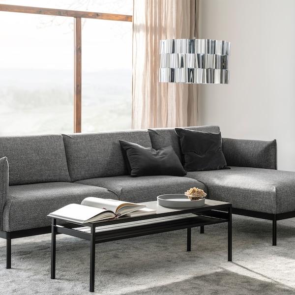 一个灰色/黑色APPLARYD沙发躺椅右边有其宽的窗口在现代,地毯的房间。