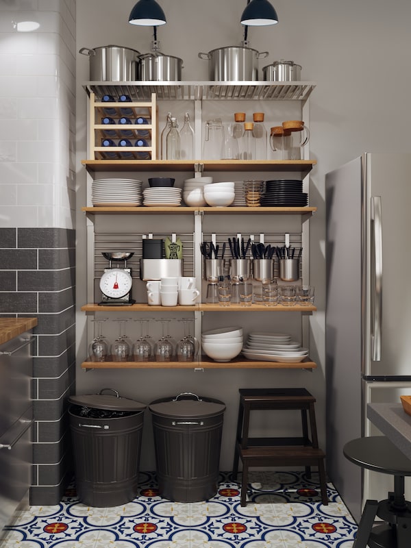 KUNGSFORS墙的房间存储保持炊具、瓶子、盘子和不同的厨房用具和箱子在地板上。
