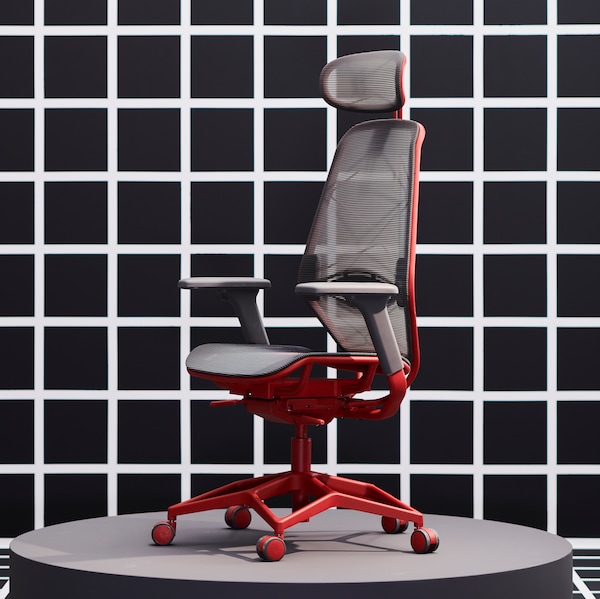 灰色/红色STYRSPEL游戏椅子上的一个圆形,浅灰色的基座上的黑色和白色检查墙。