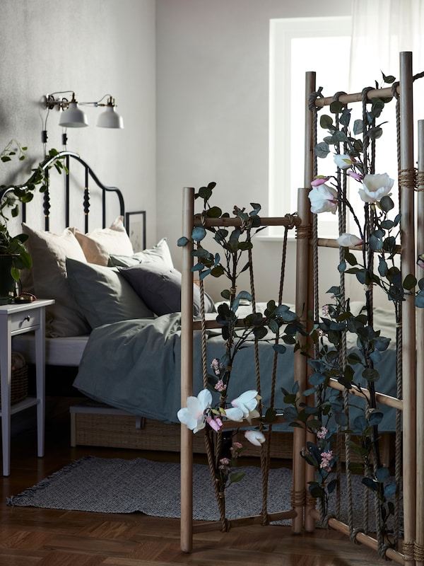 SAGSTUA床、HEMNES床头柜上,植物站附带几个SMYCKA人造树叶,在卧室。