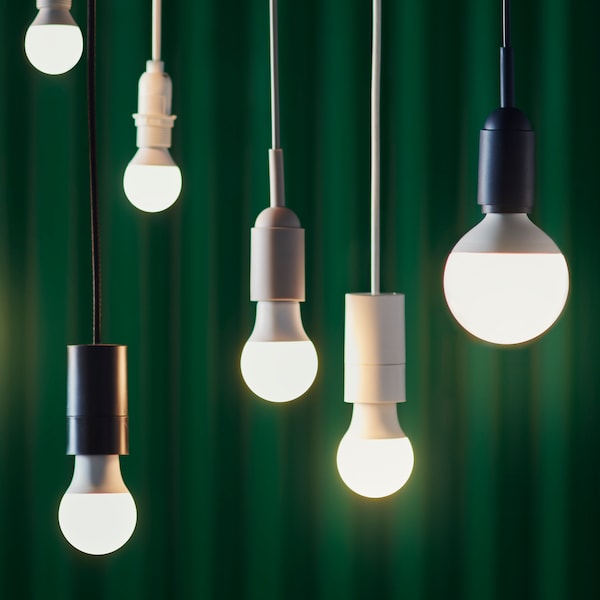六种不同的LED灯泡挂在天花板与黑色的和弦和深绿色背景。