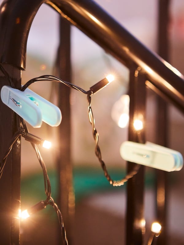 连锁LEDLJUS LED照明与灯光开启与一些金属酒吧TORKIS衣服挂钩。