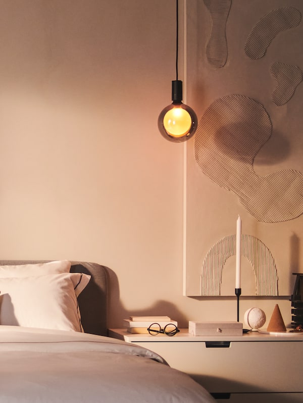 全球双灰色透明玻璃MOLNART LED灯泡上面一组MARKFROST绳挂NORDLI衣柜在床旁边。