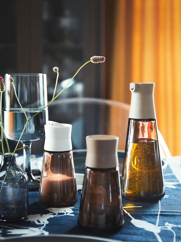 灰色的OMBONAD酒杯放在桌上HALVTOM盐和胡椒瓶,一瓶倒槽。