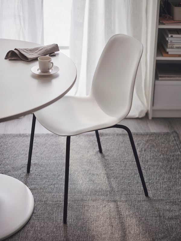光的房间与一把椅子由黑色SEFAST底架和白色丽达座位壳,圆桌,TIPHEDE地毯。