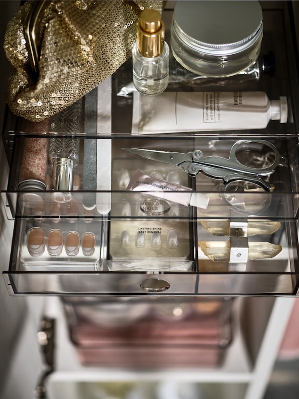 GODMORGON框与车厢储存黄金的钱包,几把剪刀和一个选择化妆品和美容用品。