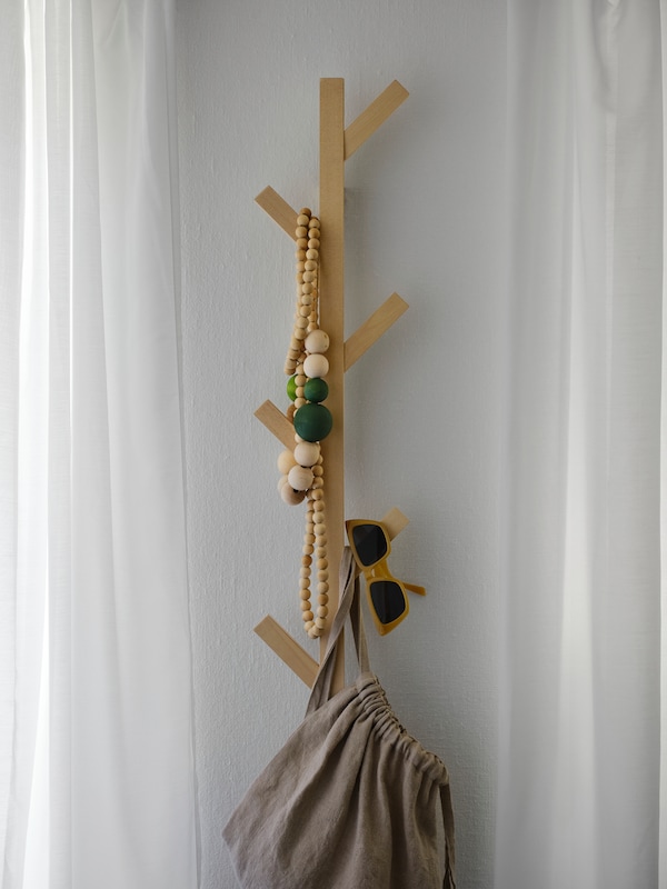 TJUSIG垂直墙钩在桦树颜色衣服,配件和更多的挂在上面。