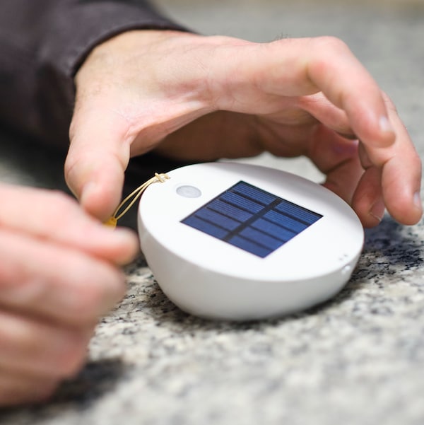 手把SAMMANLANKAD LED太阳能照明与太阳能电池板朝granite-looking表。