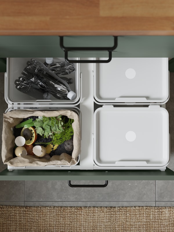 一个开放式厨房抽屉揭示浅灰色HALLBAR废物分类的解决方案有四个箱子,PET瓶和有机废物。