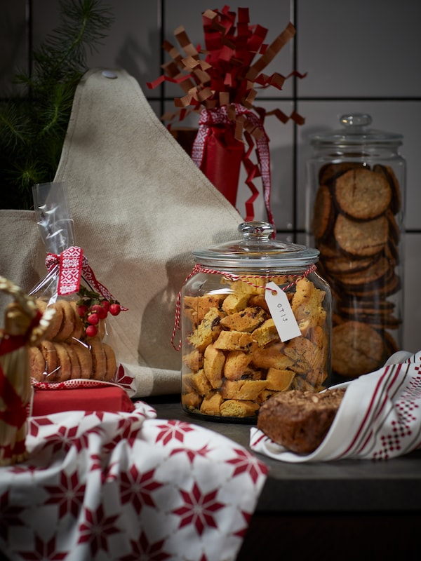 Et brød, julekaker glasskrukker og julepynt。