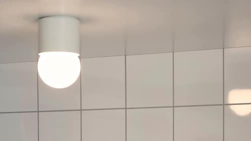 浴室天花板上的灯