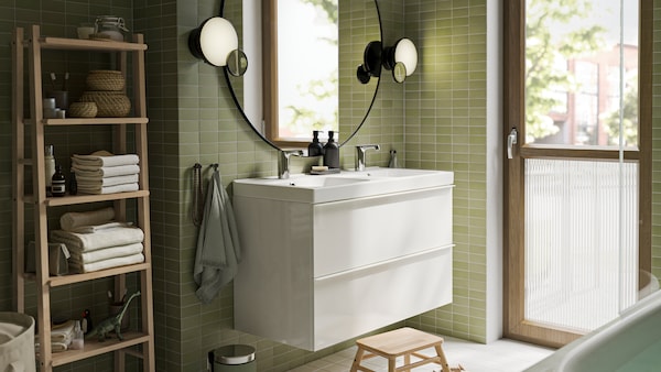 一个浴室和一个ODENSVIK双面盆,KABOMBA可控墙灯在马特黑色和领导VILTO踏凳。