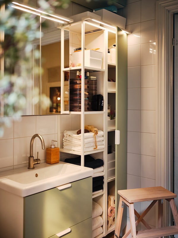 浴室与ENHET浴室家具,有些苍白的灰绿色的方面,德拉甘软LED照明和给皂器。
