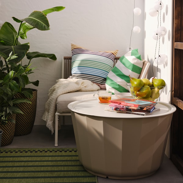浅褐色LAGASKAR咖啡桌在一个绿色的紫色/白色条纹地毯的/米色部分缓冲和一个角落扔。