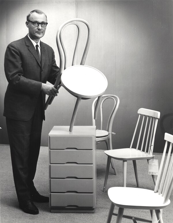 黑白的照片年轻英格瓦•坎普拉德站在一个工作室持有一个宜家的椅子上。亚博平台信誉怎么样