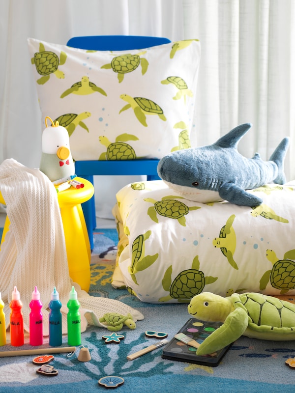 BLAHAJ软玩具鲨鱼,白色BLAVINGAD床上用品和绿海龟和MAMMUT儿童家具BLAVINGAD地毯。