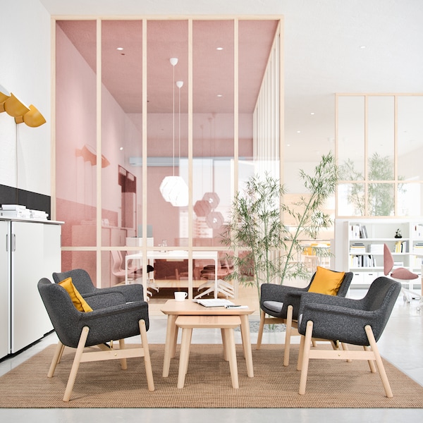 明亮通风的办公空间，休息区由四把深灰色VEDBO扶手椅和两张LISABO咖啡桌组成。