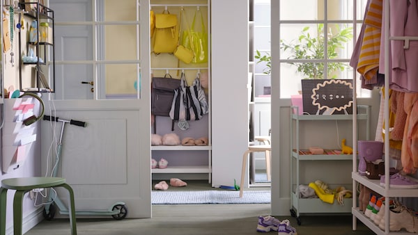 明亮,白色的小走廊VIHALS衣柜旁边白色MACKAPAR衣帽架上,色彩鲜艳的包包和鞋子。