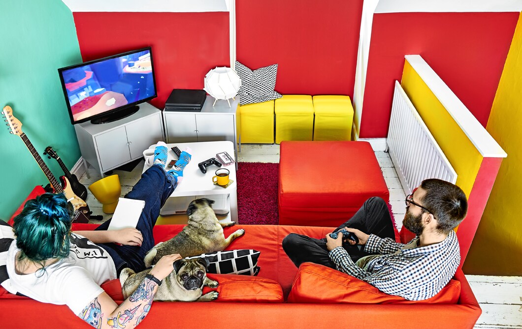 一个色彩鲜艳的房间沙发和游戏控制台。