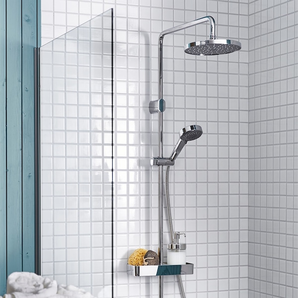 BROGRUND淋浴在一个白色的瓷砖浴室,淋浴头的开销和可拆式手持淋浴头。