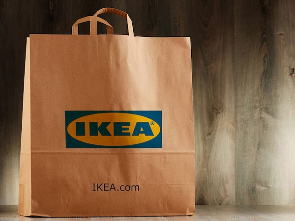 一个棕色的纸袋轴承宜家标志和文字“IKEA.com”。亚博平台信誉怎么样