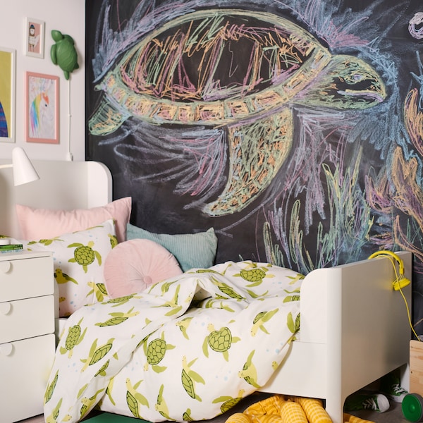BUSUNGE床是穿着BLAVINGAD绿海龟被套与缓冲在黑板前墙。