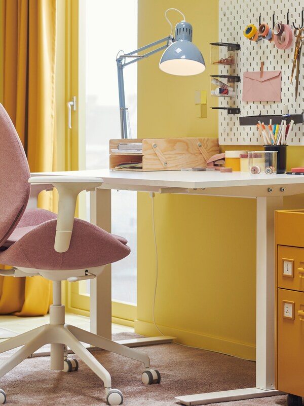 五颜六色的空间,工作空间围绕着一个白色TROTTEN桌子和HATTEFJALL办公椅。