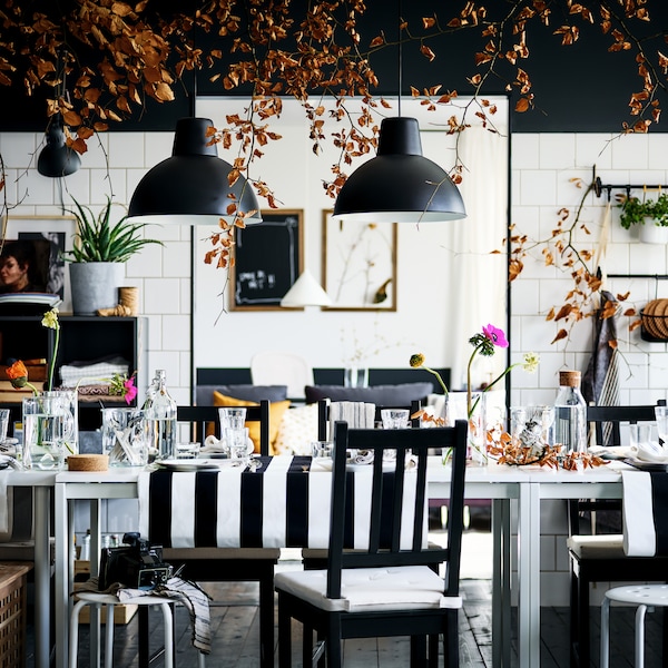 装饰,黑白餐厅褐黑色STEFAN马吕斯椅子和凳子周围的两个MELLTORP表。