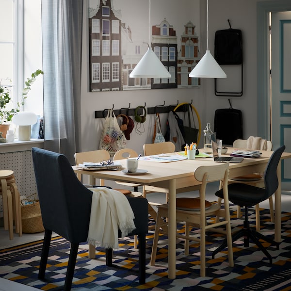与RONNINGE桦树餐厅桌子和椅子TARBAK地毯,与白色NAVLINGE吊灯上面。