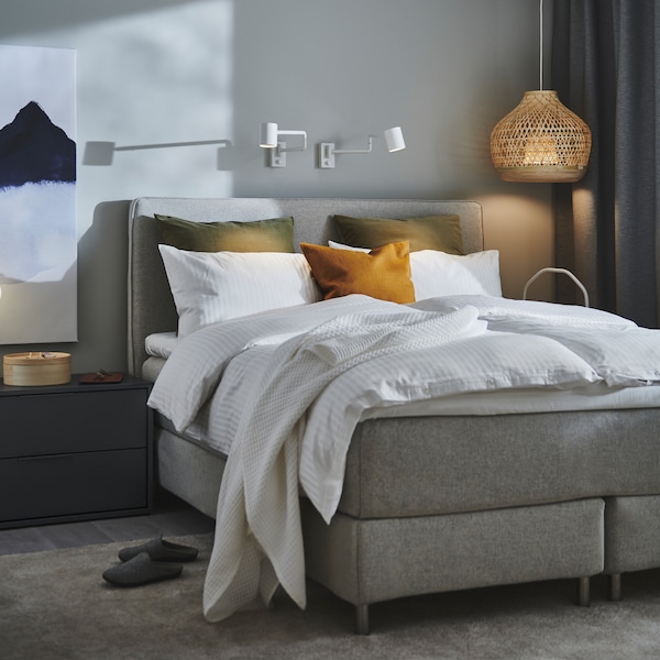 DUNVIK沙发床上用白色NATTJASMIN床单站在附近的一个卧室一个竹MISTERHULT吊灯。