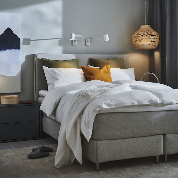 DUNVIK沙发床上用白色NATTJASMIN床单站在附近的一个卧室一个竹MISTERHULT吊灯。