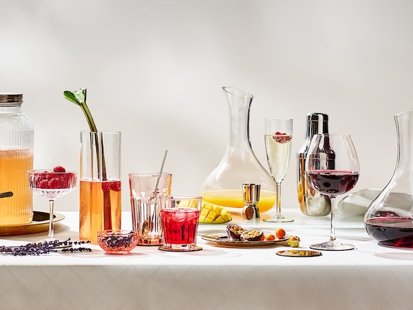 节日表以水果和各种酒杯与不同的饮料在白色的桌布。