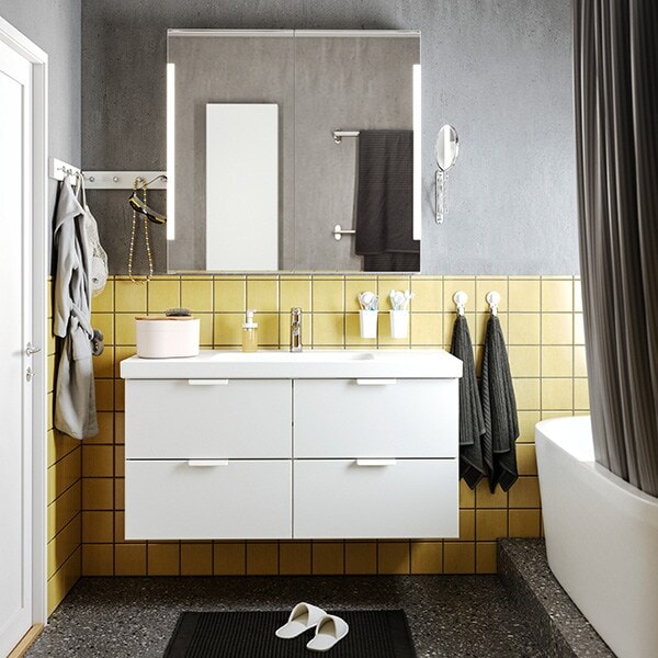 灰色和黄色与白色GODMORGON浴室浴室盥洗台内阁。