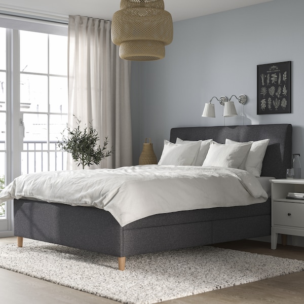灰色与深灰色IDANAS卧室软垫床上覆盖着白色的床单。