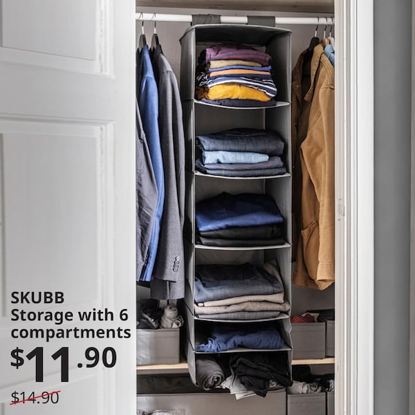 灰色SKUBB存储6车厢挂在衣橱,叠得整整齐齐的衣服在每个隔间。衣服挂在衣柜里的各个角落。文字写着:SKUBB存储6个隔间,11.90美元。以前的价格:14.90美元。