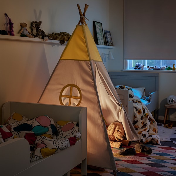 HOVLIG儿童帐篷之间的多色BUSENKEL地毯两个白色的可扩展的床。壁板都是图片在墙上。