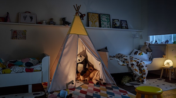 HOVLIG儿童帐篷多色BUSENKEL地毯和毛绒玩具里面,两个不同的白色可扩展的床。