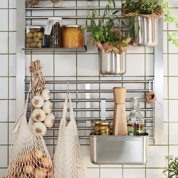 厨房的墙与KUNGSFORS墙网格书架,钩子和容器,不锈钢,罐子和草药。