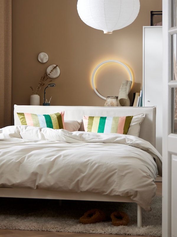 KLEPPSTAD床与光grey-beige ANGSLILJA床单下站在卧室RISBYN吊灯。