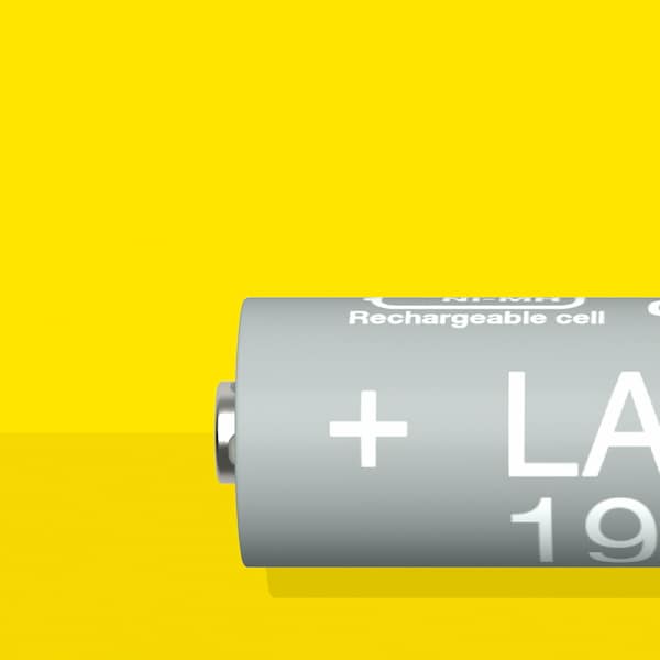 HR06 AA LADDA可充电电池,电池容量为1900 mah,躺在一个黄色的表面。