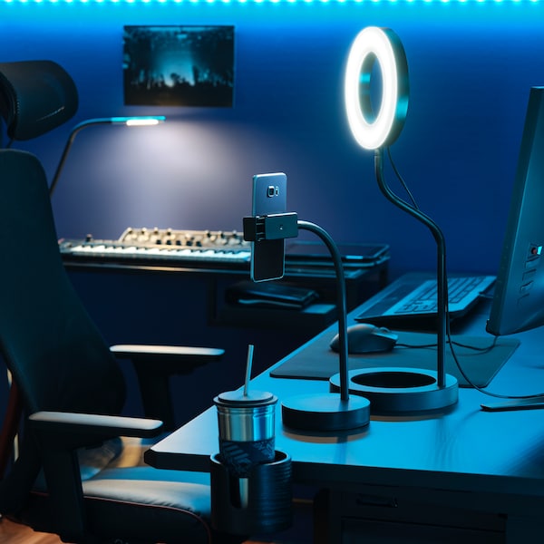 LANESPELARE环光和手机游戏桌上夹在MATCHSPEL游戏椅子跑游戏房间。