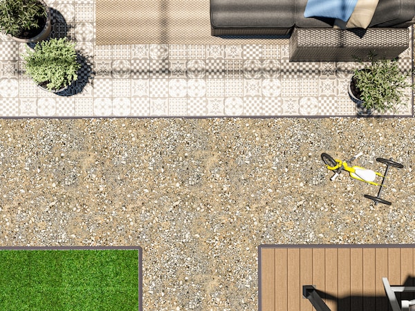 大型户外空间与三种不同类型的地板装饰,户外家具,一个孩子的三轮车和盆栽植物。