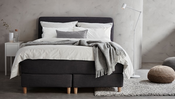 卧室一个浅灰色与深灰色DUNVIK沙发床上,白色的床单,NYMANE地板/台灯在白色和2大坐垫。