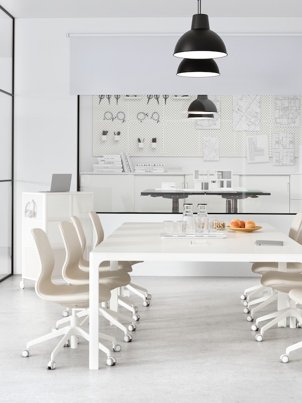 会议室和一个白色的墙,两个大白色的桌子和几个米色LANGFJALL会议椅子。