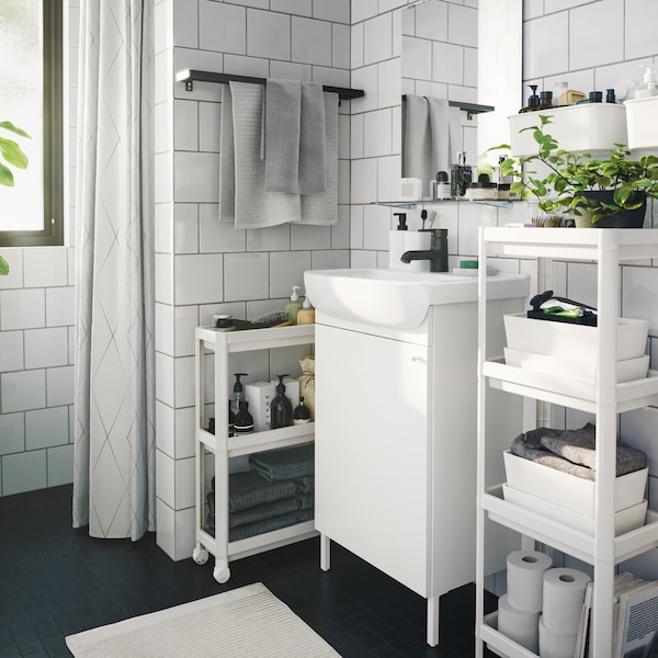 单色当代风格的浴室和几个空间节省存储单元和盒子和室内绿色植物。